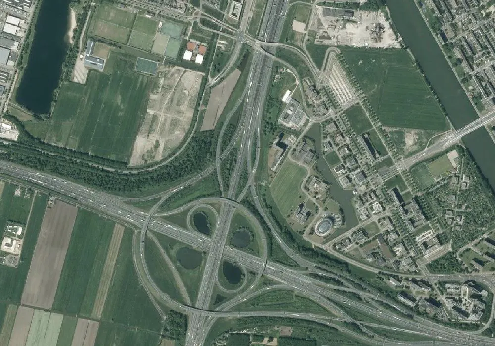 GIS-analyse van een snelwegknooppunt als orthofoto van bovenaf