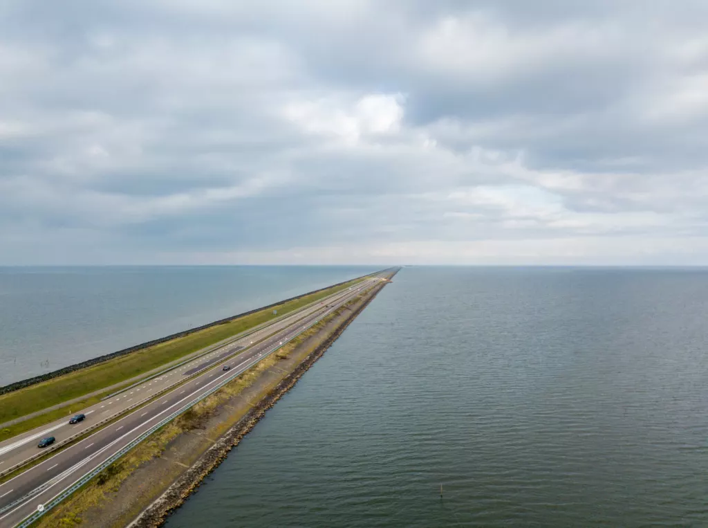 De Afsluitdijk met de snelweg tussen het IJsselmeer en de Waddenzee