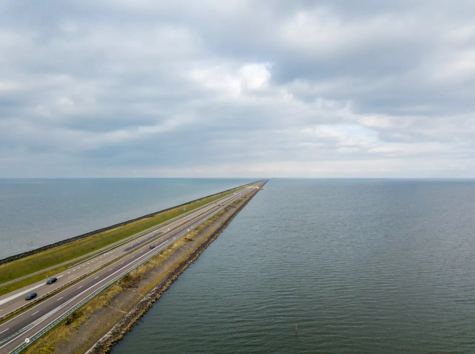 De Afsluitdijk met de snelweg tussen het IJsselmeer en de Waddenzee