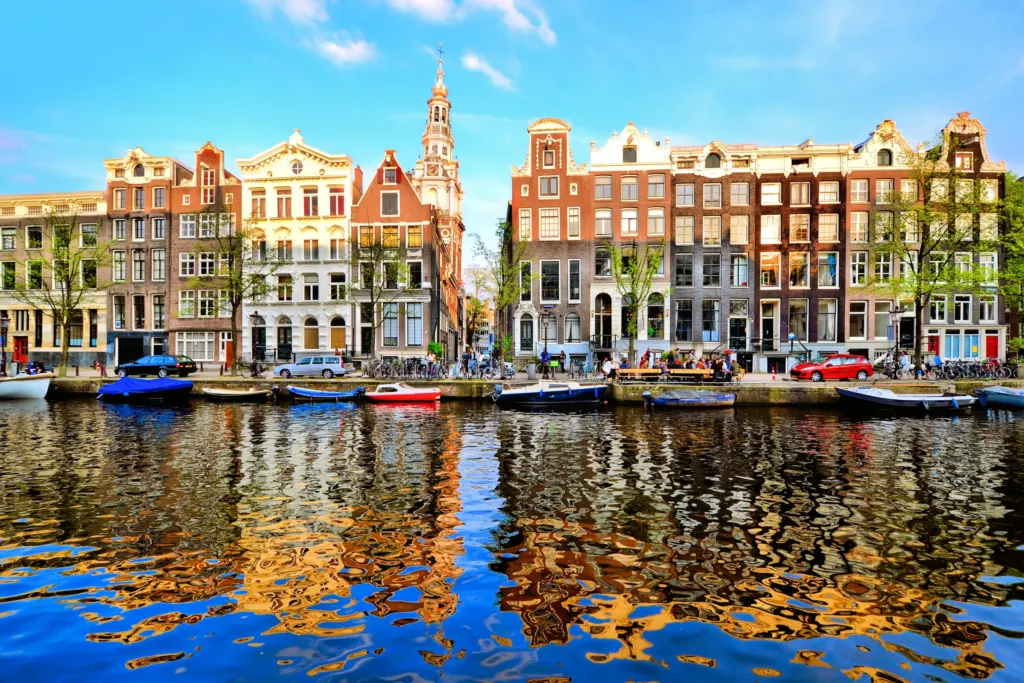 Grachtenpanden in Amsterdam, weerspiegeld in het water
