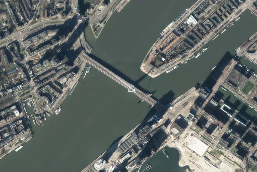De Erasmusbrug over de Maas in Rotterdam van bovenaf