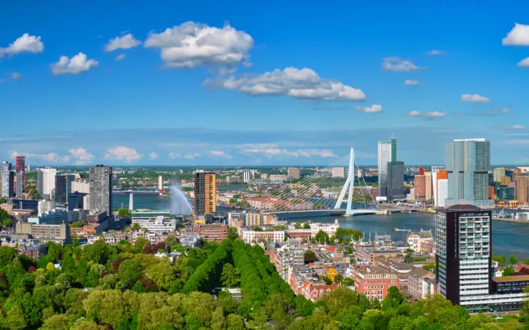 Skyline van Rotterdam met de Erasmusbrug over de Maas