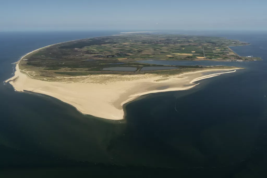 Een Waddeneiland met zandplaten en duinen, vanuit de lucht