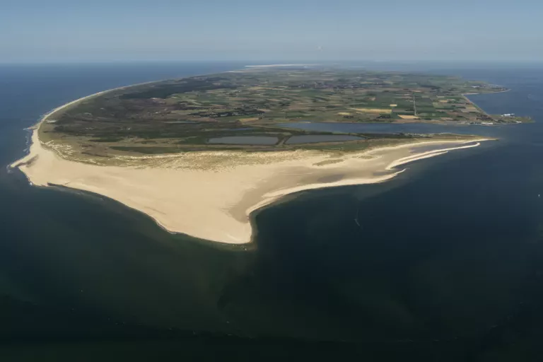 Een Waddeneiland met zandplaten en duinen, vanuit de lucht